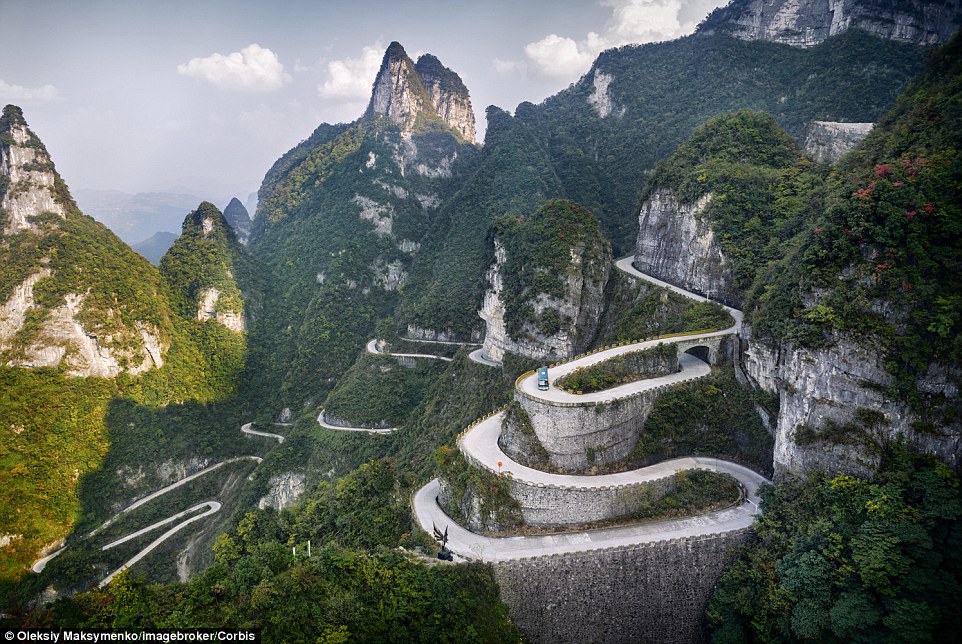 2DE7B16700000578-3295294-You_can_see_why_this_winding_driveway_in_Tianmen_Mountain_Nation-a-20_1446482580169
