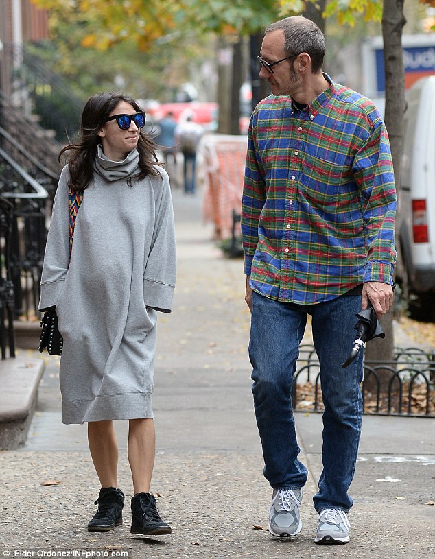 2E272A8100000578-3306310-Carefree_Terry_Richardson_and_his_pregnant_girlfriend_looked_rel-m-7_1446799966588