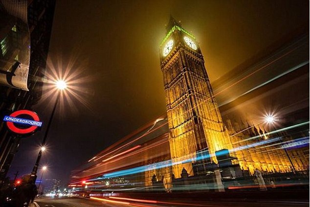 2E57203100000578-3313452-_The_most_London_photo_ever_Big_Ben_and_the_underground_and_a_re-m-52_1447331632279