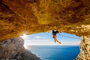 Increíbles fotografías muestran a esta joven bella haciendo escalada  en un impresionante acantilado griego
