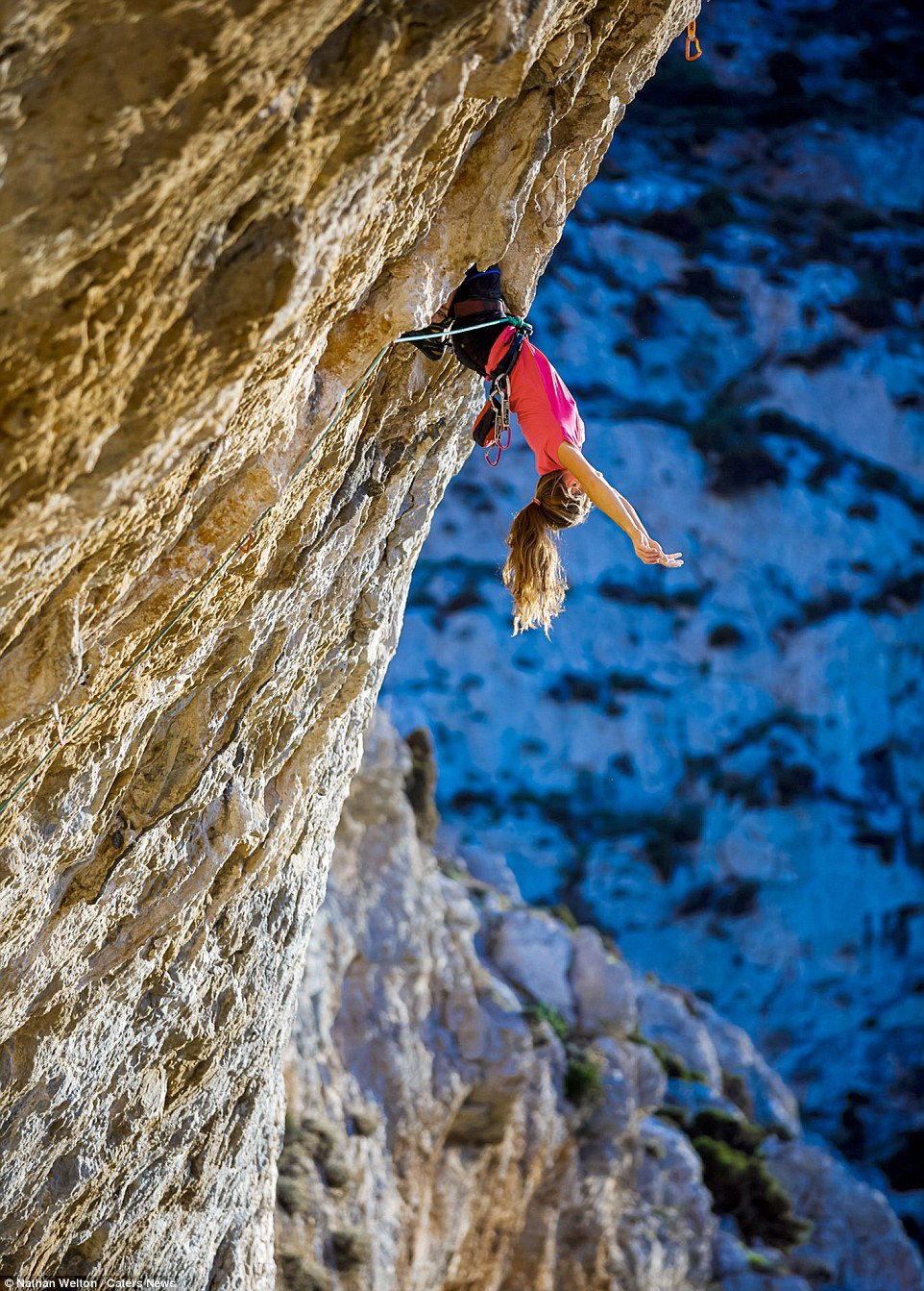 2E5E03D100000578-3315121-Fearless_Rannveig_Aamodt_31_decided_to_take_a_break_halfway_up_t-a-17_1447333078428