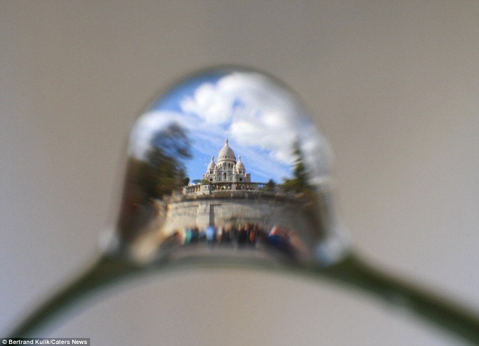 2E873CDE00000578-3321821-In_the_wake_of_terrorist_attacks_in_Paris_one_photographer_has_c-a-21_1447764443246