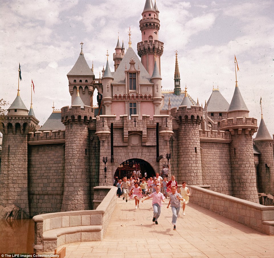 2E8F063D00000578-3323790-These_rare_colour_photographers_from_the_day_show_hoards_of_exci-m-167_1447859929286