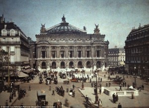 Fascinantes fotografías de escenas callejeras de París muestran la ciudad en los años veinte.