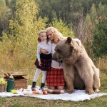 ¡Mamá, esto no es lo que quise decir cuando te pregunté si podía llevar mi oso de peluche al picnic! Increíbles fotografías muestran madre e hija disfrutando de una comida al aire libre con un oso gigante