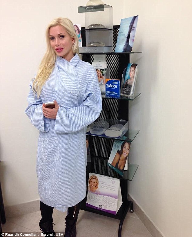 2ECDB63F00000578-3333707-Pictured_before_a_cosmetic_procedure_Pixee_describes_having_her_-m-24_1448472451651