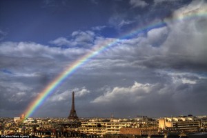 Doble arco iris brilla por encima del monumento más famoso de París