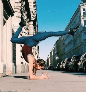 Fanática del yoga se convierte en estrella de Instagram por sus selfies articulados en la calle.