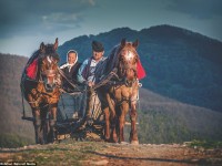 Retratos de los pueblos remotos de Rumanía, donde los residentes luchan por mantener un estilo de vida casi medieval.