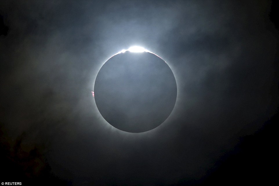 3203EB8A00000578-3482995-The_total_solar_eclipse_as_seen_from_the_beach_on_Ternate_island-a-19_1457509410419